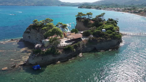 vista aérea de la isla cameo, ubicación escénica en zakynthos, grecia, playa y árboles en las rocas