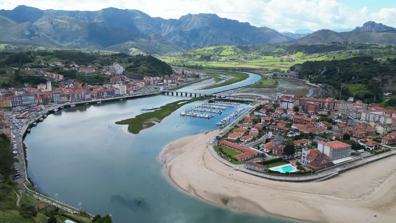 Cittadina costiera di Ribadesella nelle Asturie, Spagna settentrionale - Ripresa aerea 4K