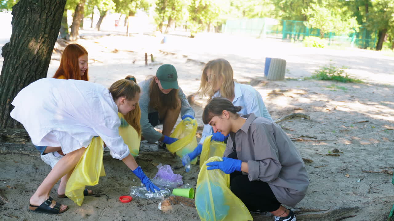 voluntarios de la comunidad limpiando un parque