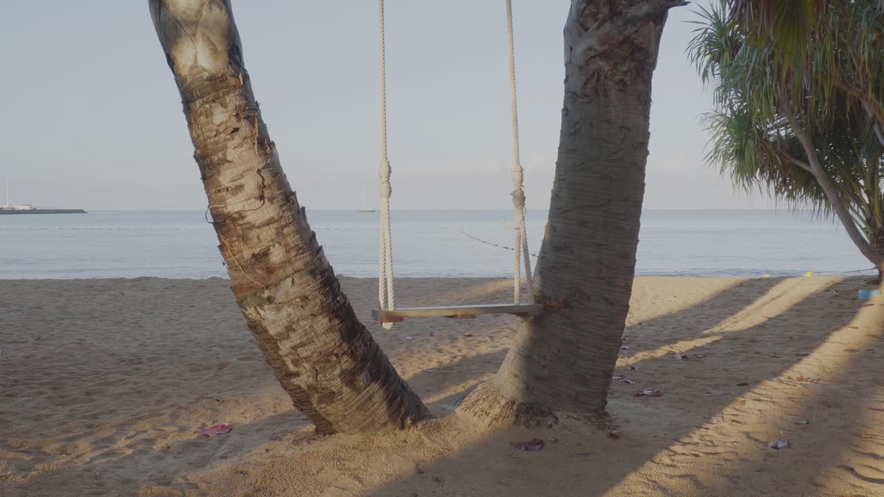 un columpio vacío con vistas a una playa con una espectacular vista al mar en una hermosa mañana en pattaya, chon buri, tailandia