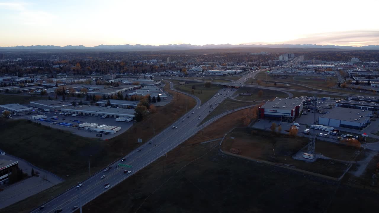 гленморская тропа сфотографирована с воздуха с скалистыми горами на заднем плане во время захода солнца