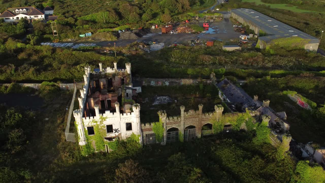 병사 포인트 하우스 (soldiers point house) 는 해가 뜨는 동안 버려진 홀리헤드 빅토리아 양식의 부지를 내려다보는 공중 풍경입니다.