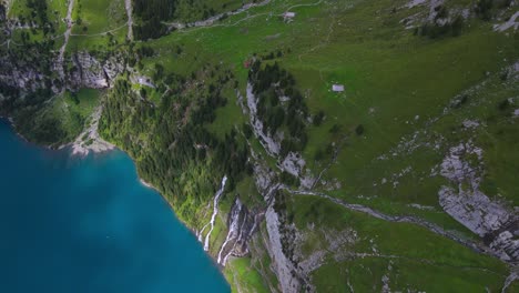 Vuelo-Cinematográfico-En-Los-Alpes-En-El-Lago-De-Montaña