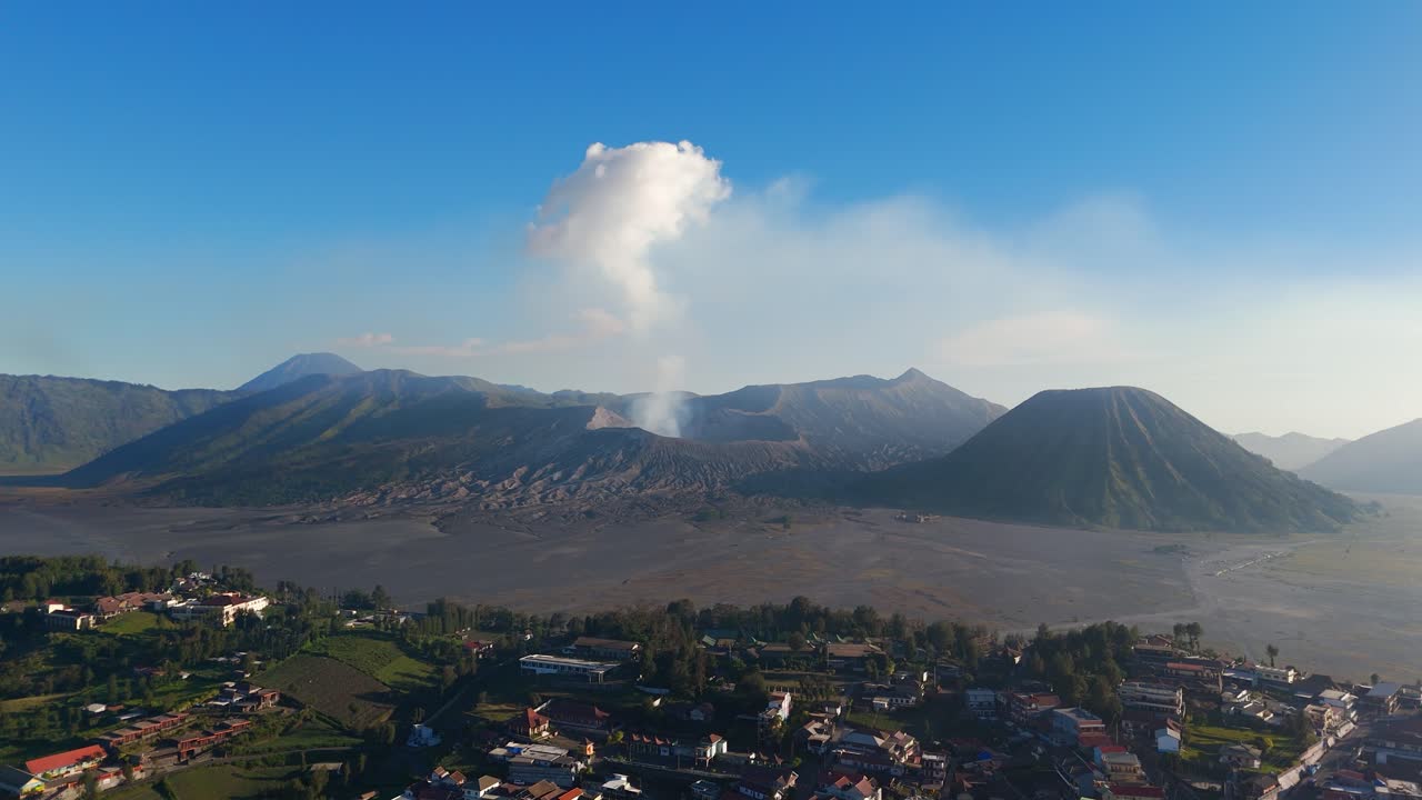 Villaggio di Cemoro Lawang che domina il Monte Bromo e il Vulcano Semeru a Giava Orientale, Indonesia - Ripresa con drone