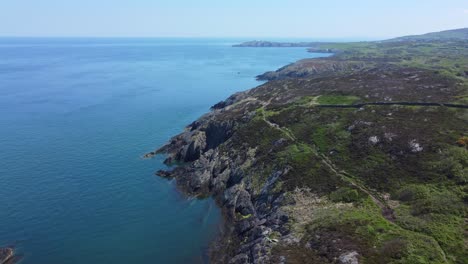 Pacífica-Amlwch-Anglesey-Norte-De-Gales-Montaña-Escarpada-Paseo-Costero-Vista-Aérea-Dolly-Derecha