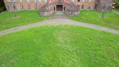 video aéreo del castillo abandonado de sammezzano en leccio, toscana, italia