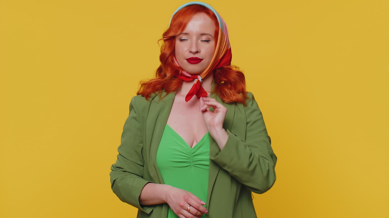 소녀는 입술에 지표손가락을 누르며 침을 지시합니다. 신호는 비밀을 말하지 않습니다. 조용히하십시오.