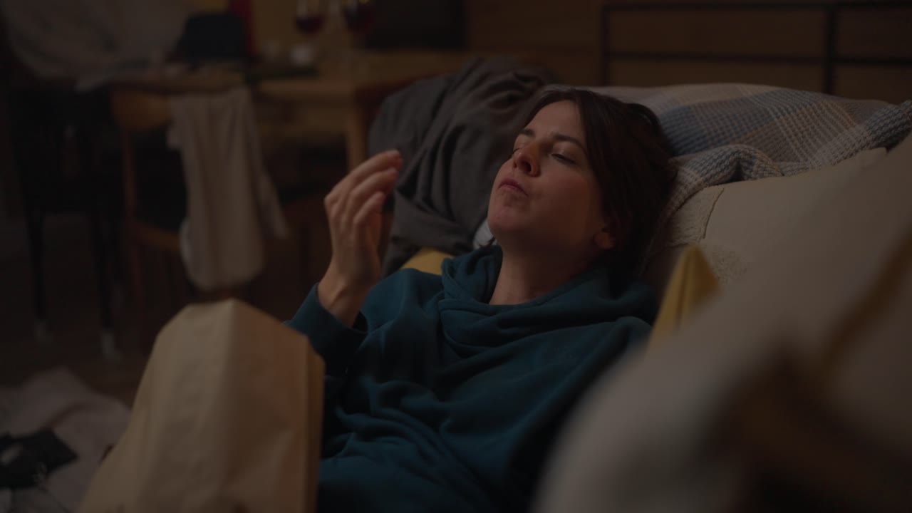 mujer relajándose en casa y comiendo bocadillos