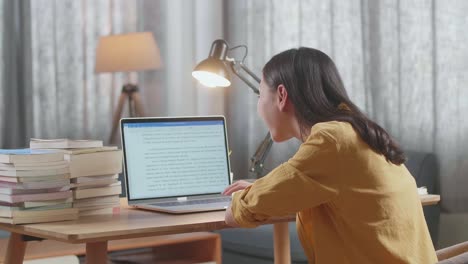 mujer estudiando en casa