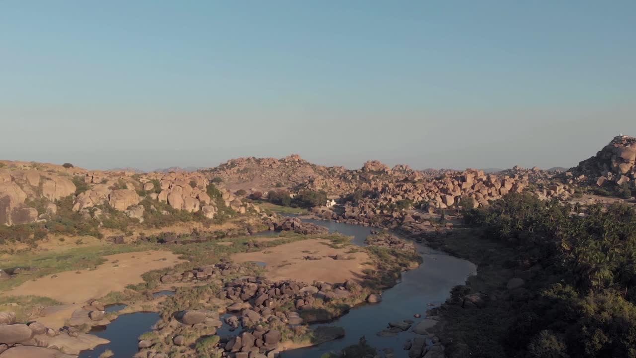afloramientos de granito y paisaje rocoso a lo largo del río tungabhadra en hampi, karnataka, india - amplia toma aérea ascendente