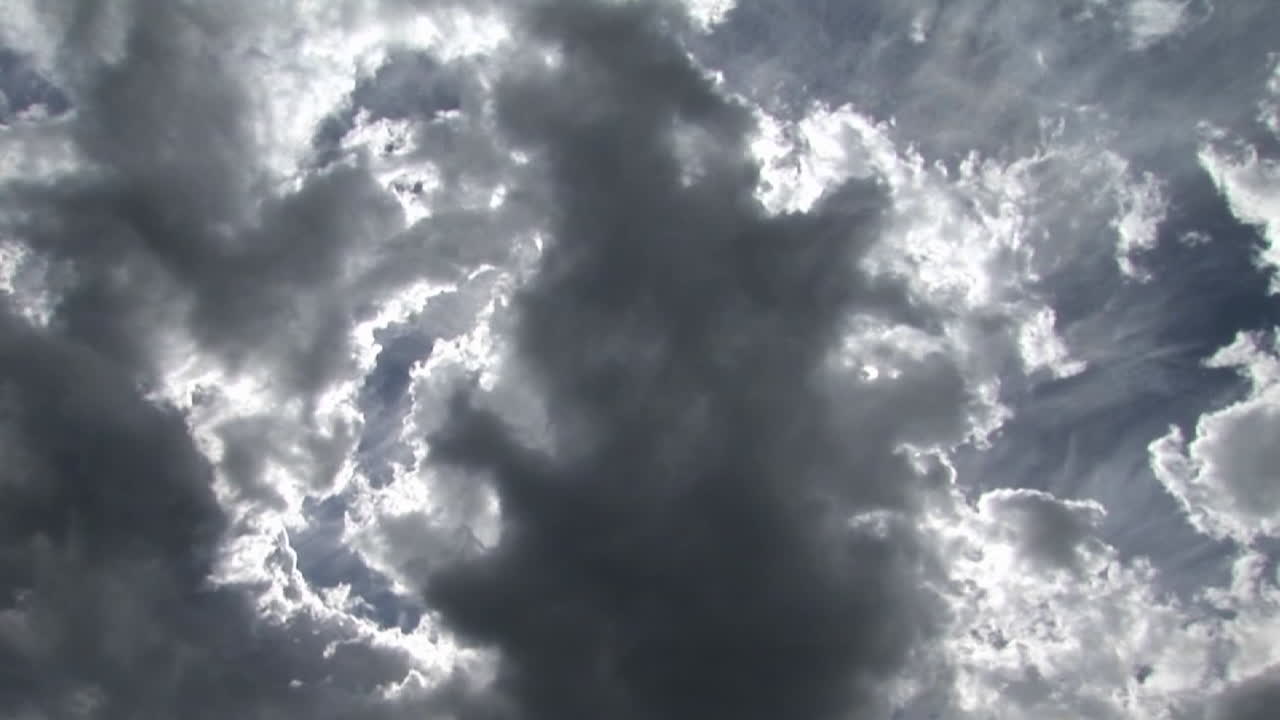 구름이 하늘을 가로지른다