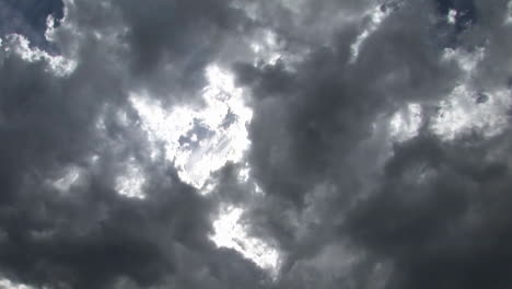 las nubes se deslizan por el cielo