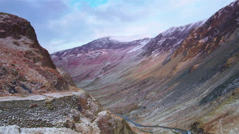 toma aérea cinematográfica absolutamente impresionante en el distrito de los lagos, inglaterra