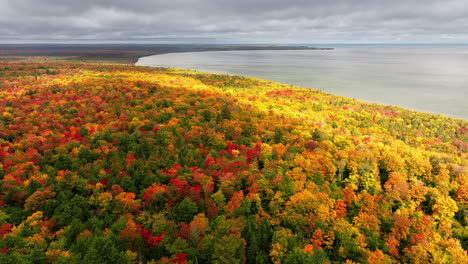 Toma-De-Un-Dron-Del-Bosque-En-Otoño-Y-El-Lago-Superior-En-El-Fondo