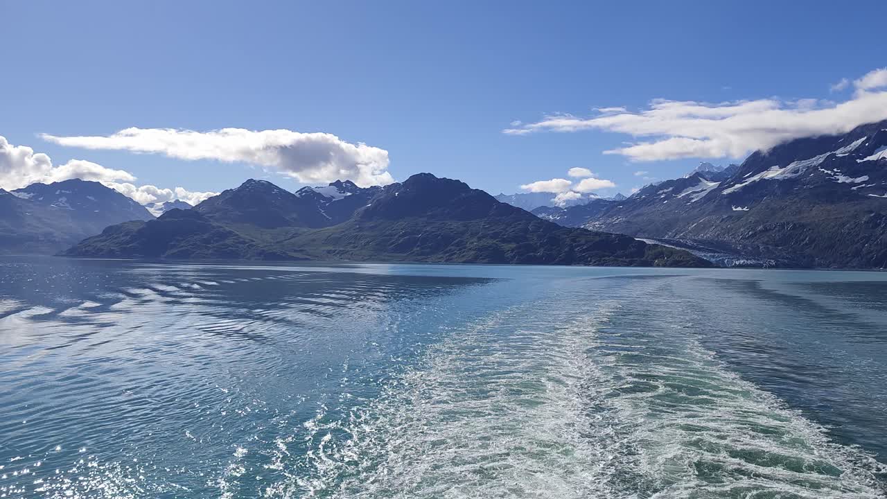 Glacier Bay, Alaska, Berglandschaft vom Wasser aus