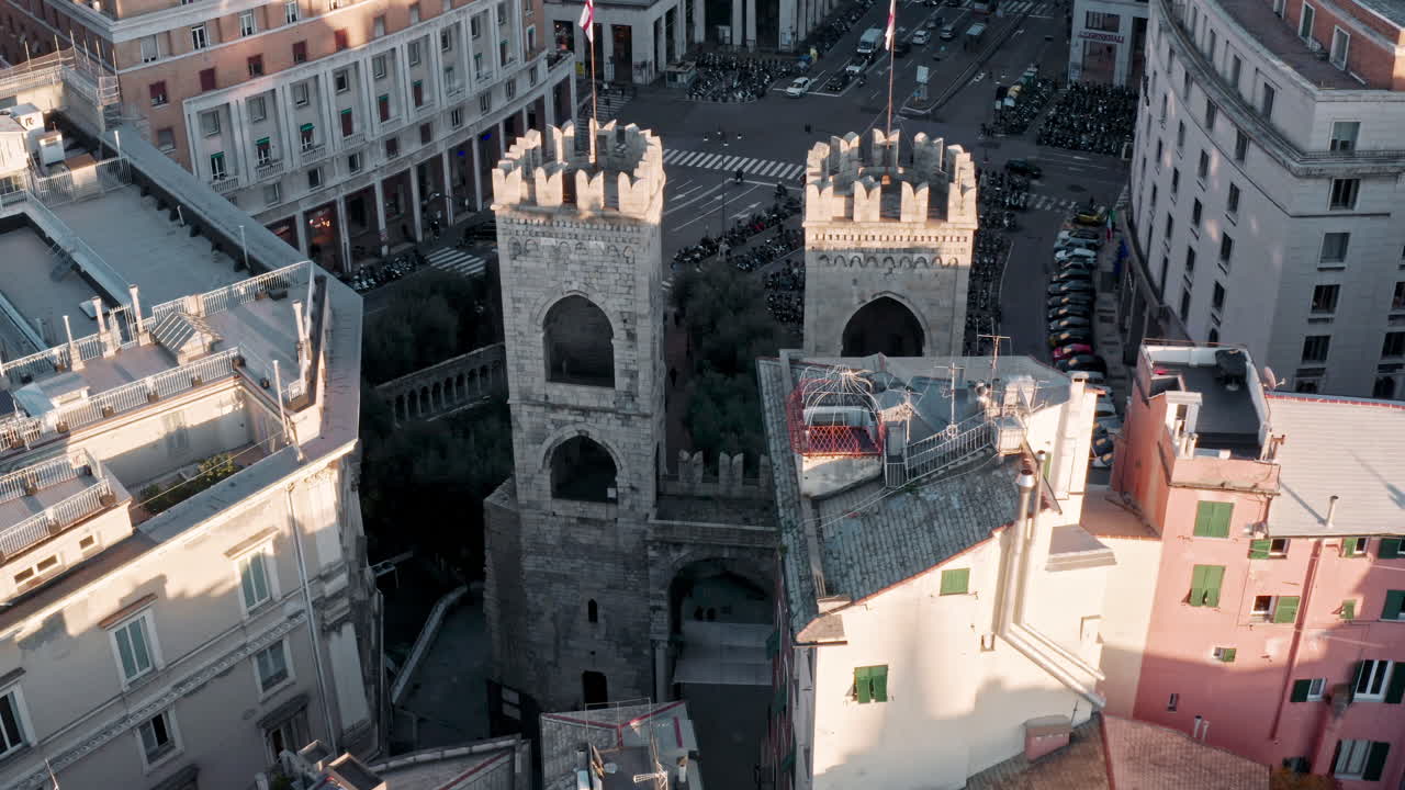Vista drone di Porta Soprana, antiche Torri di Sant'Andrea a Genova, Italia.