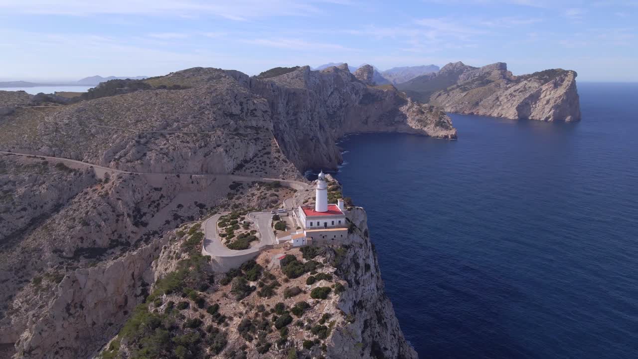 experimente las impresionantes vistas de cap formentor y el icónico faro de formentor en mallorca. este impresionante paisaje costero muestra la belleza de la naturaleza y las aguas serenas.