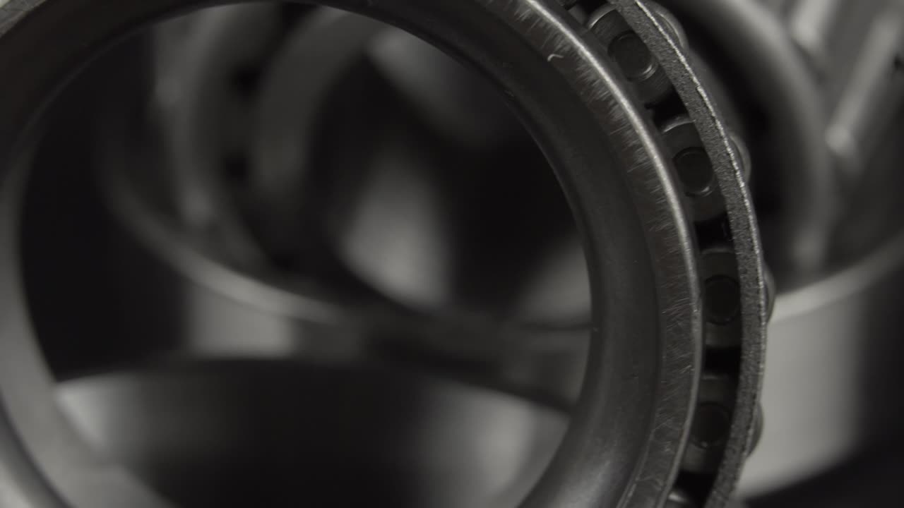 회전 테이블에 회전하는 베어링과 함께 검은색 배경에 있는 순환적인 원활한 비디오.