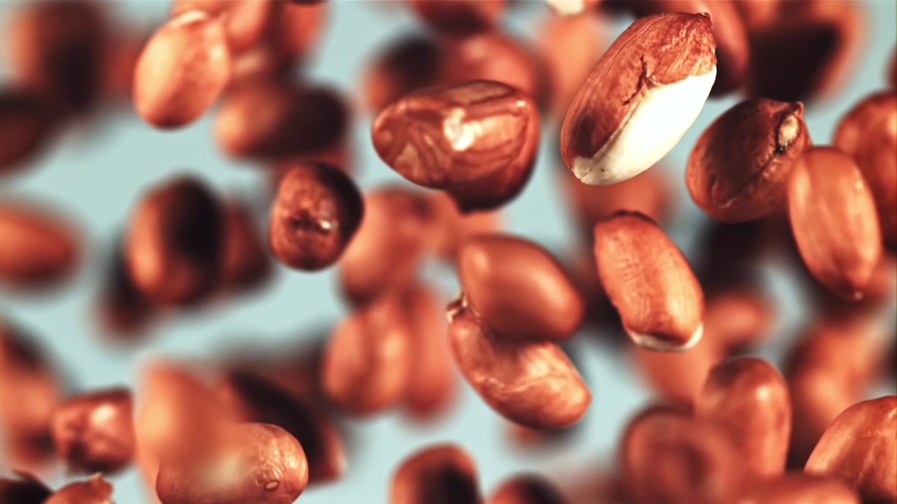 Arachidi sgusciate che cadono in super slow motion