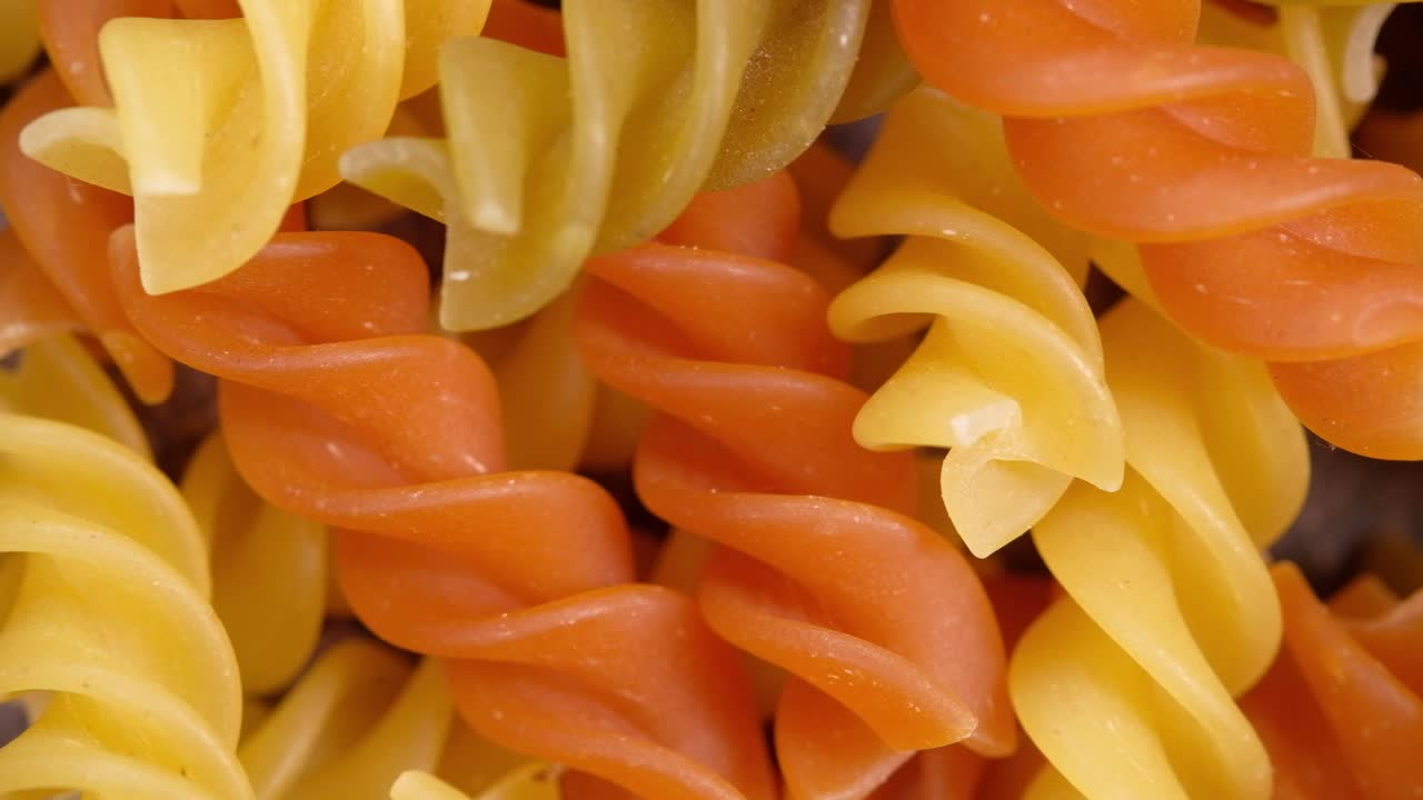 variedad de tipos y formas de pasta italiana seca en un cuenco.