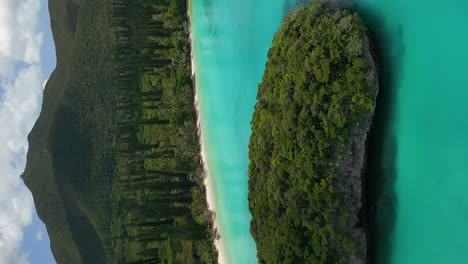 Extracción-Aérea-Vertical-Sobre-Roca-Sagrada-En-La-Bahía-De-Kanumera,-Isla-De-Pinos