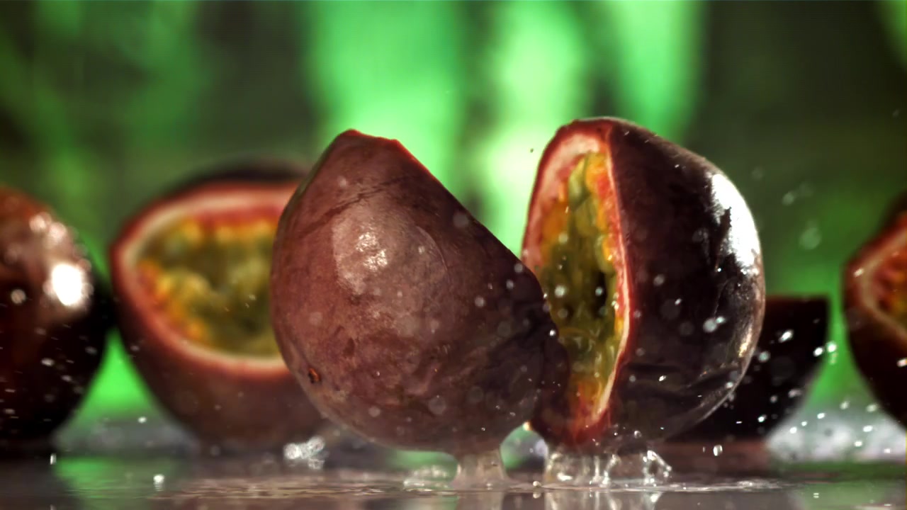 Frisk passionsfrugt falder og splittes i slowmotion