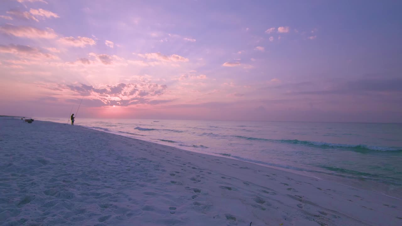 플로리다 주 걸프 연안의 모래 해변 에메랄드 바다에서 시간 경과 일출이 하늘에 완전히 구름