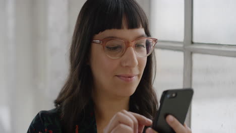 Primer-Plano-Retrato-De-Una-Joven-Elegante-Que-Usa-Mensajes-De-Texto-Con-Teléfonos-Inteligentes-Navegando-Por-Mensajes-En-Línea-En-Las-Redes-Sociales-En-Tecnología-Móvil-Empresaria-Independiente