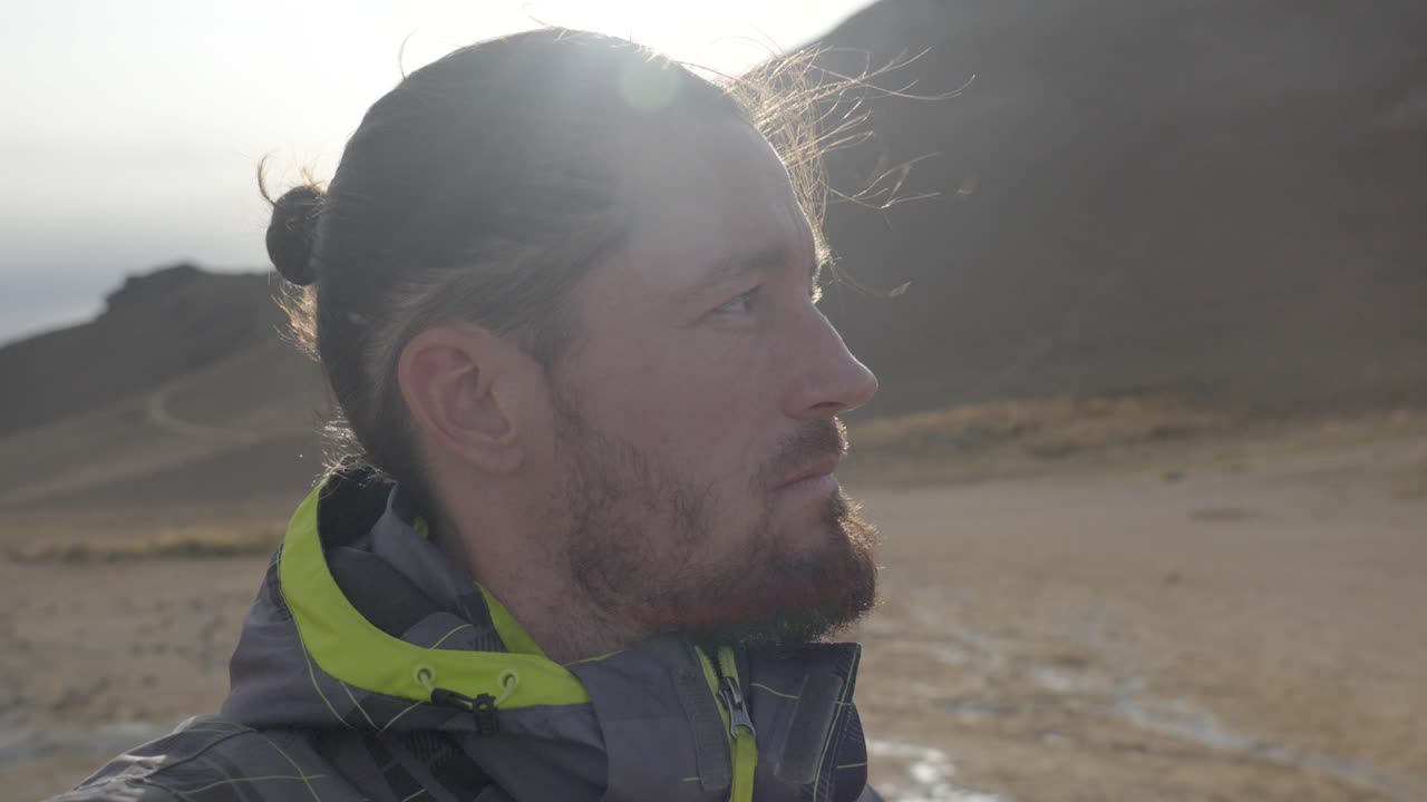 un aventurero reflexivo en el sereno desierto islandés.