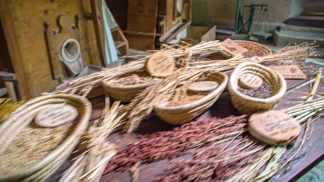 빵을 만들기 위한 천연 재료가 식탁에 놓여 있습니다.