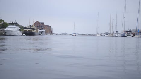 Barco-De-Vela-Sale-Del-Muelle-En-Copenhague,-Dinamarca