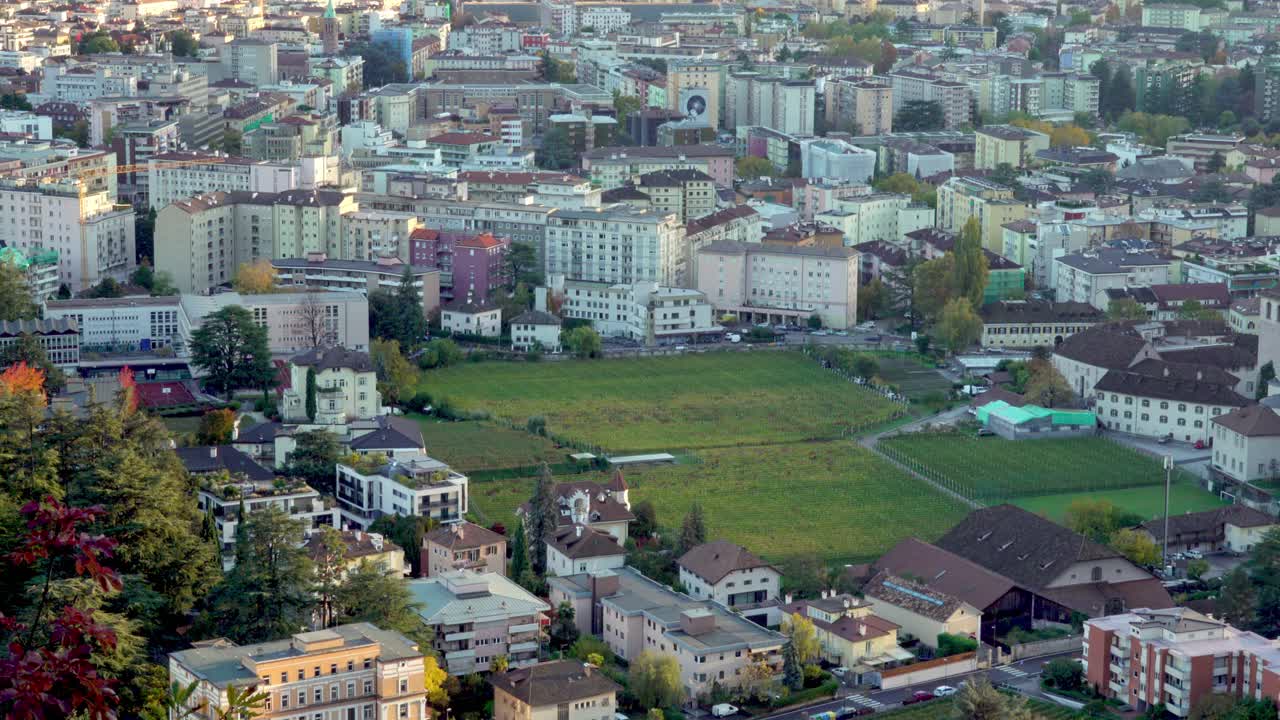 vista hacia bozen - bolzano desde arriba en un buen día de otoño
