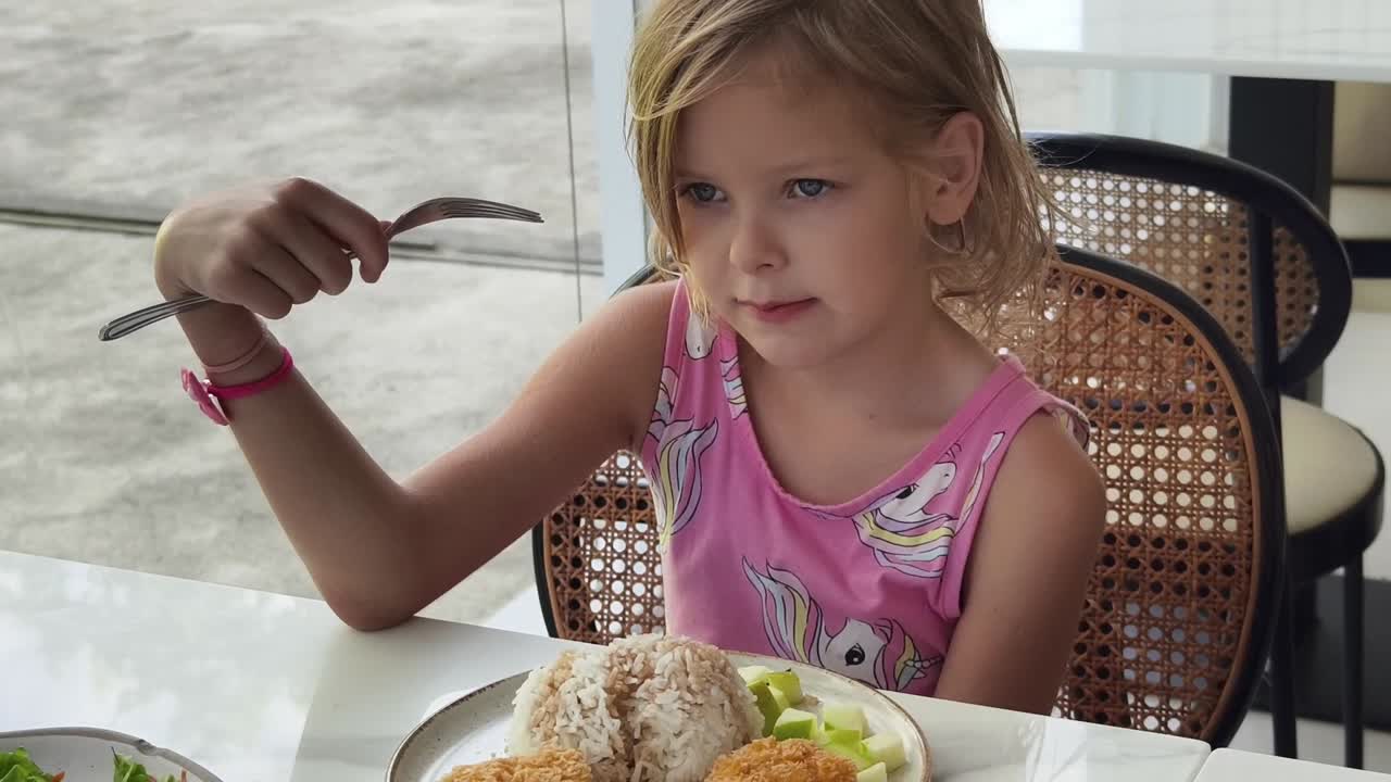 Piccola ragazza che mangia il pranzo