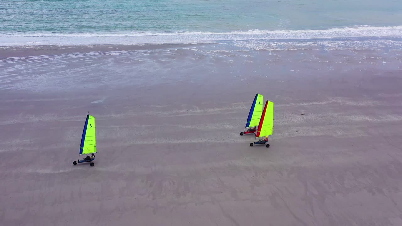 carros terrestres aéreos carros de vela blokarts yates de arena se navegan en la playa en francia 3