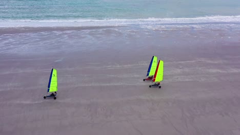 Luftlandkarren-Segelkarren-Blokarts-Sandyachten-Werden-Am-Strand-In-Frankreich-Gesegelt-3