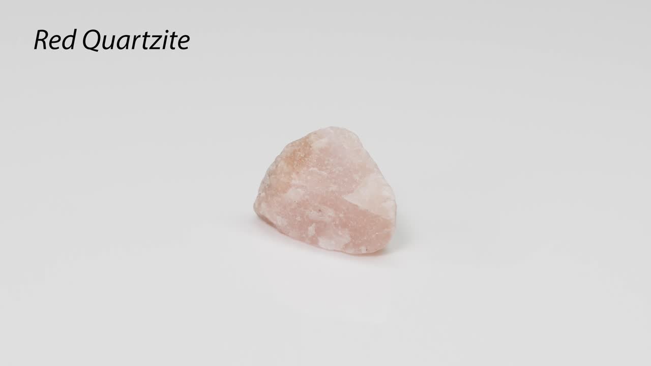 색 배경 에 회전 하는 은 사이트 바위