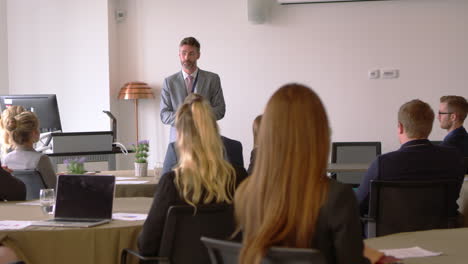 hombre de negocios haciendo una presentación en una conferencia sobre r3d