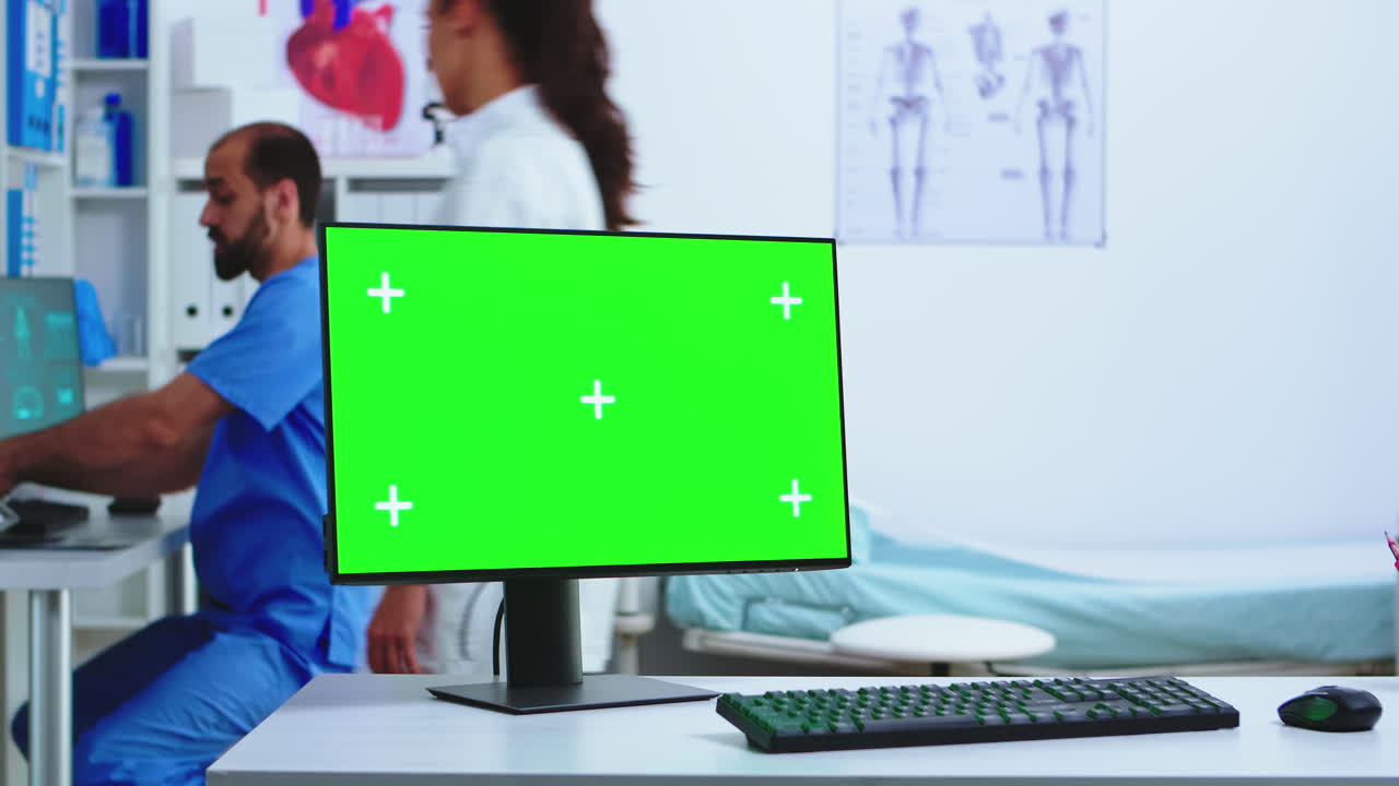 equipo de arquitectos discutiendo sobre un nuevo proyecto inmobiliario