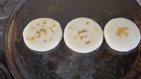 arepas, plato venezolano hecho de harina de maíz