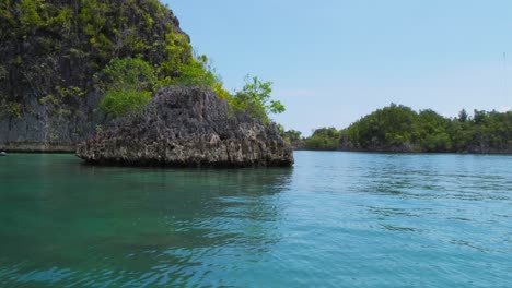 Limestone-islands-in-Pianemo-in-Raja-Ampat-archipelago,-Indonesia,-captured-from-a-boat