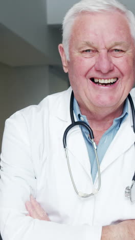 retrato de un médico y una enfermera de pie con los brazos cruzados