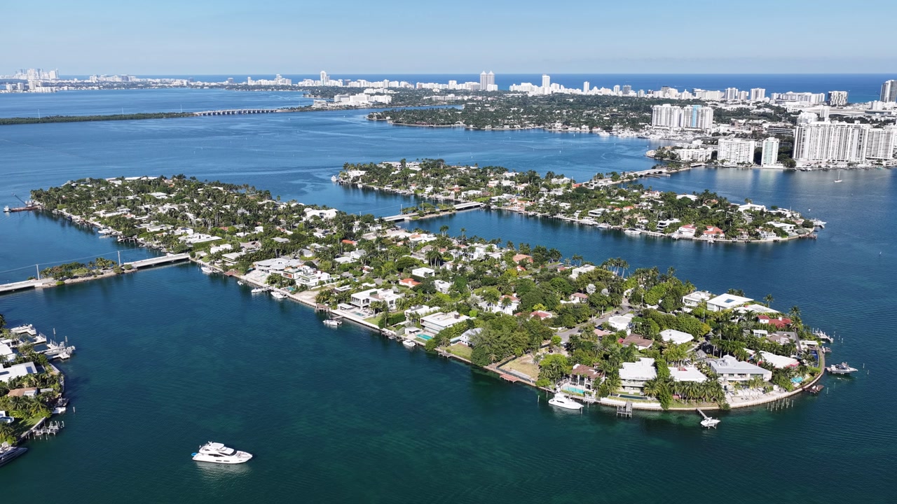 Venetian Way At Miami Beach In Florida United States. Scenic Highrise Buildings. Beautiful Skyline. Big City Landscape. Venetian Way At Miami Beach In Florida United States. Urban Beach.