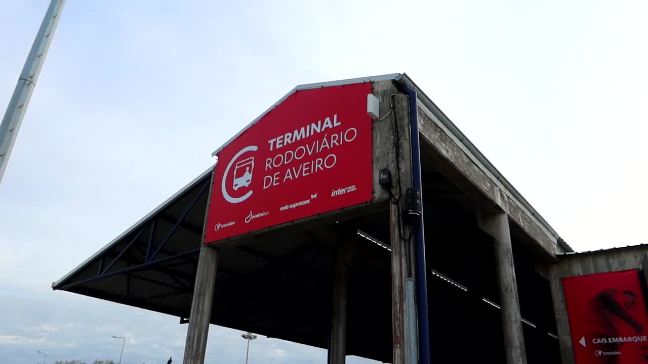 exterior de la estación de autobuses de aveiro en portugal, terminal rodoviario de aveiro