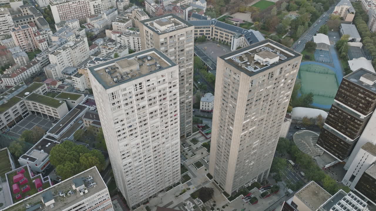 amanecer parisiense: un nuevo día amanece en el 13o distrito, destacando su i