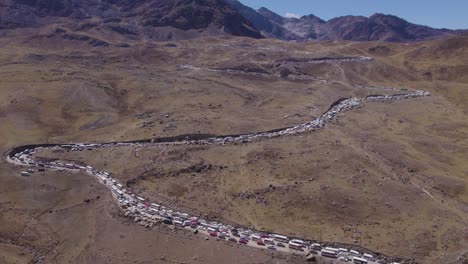 Filmische-Drohne-Fängt-Den-Huancayo-Morgen-Ein,-Bürger-Versammeln-Sich-Zum-Tayta-Shanti-Fest-Auf-Dem-Huaytapallana-Berg