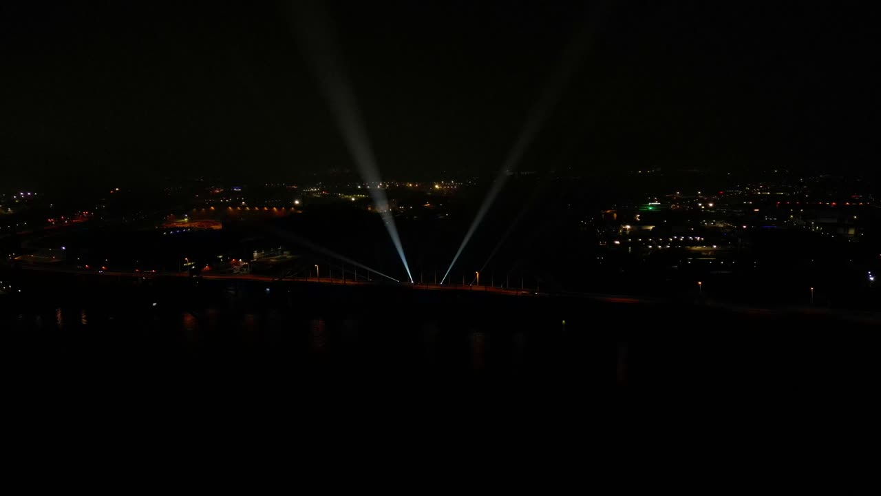 grandes rayos de luz girando en el cielo nocturno en hendrik-ido-ambacht, países bajos