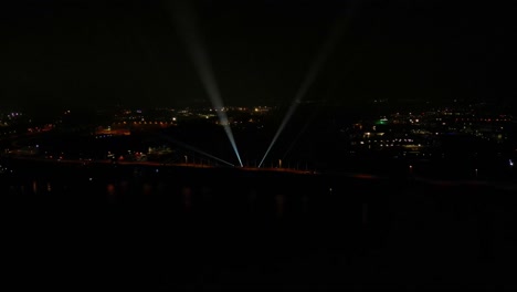 Big-beams-of-light-spinning-around-in-the-night-sky-at-in-Hendrik-Ido-Ambacht,-Netherlands