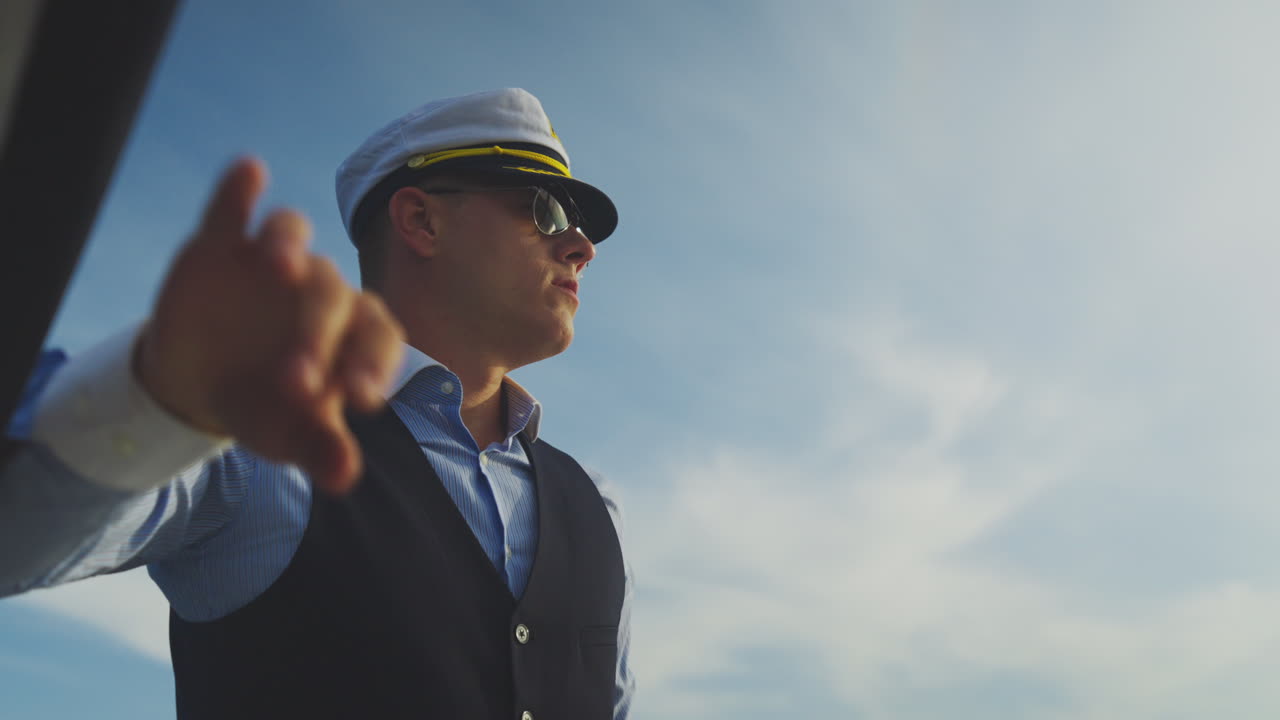 Uomo in uniforme da capitano