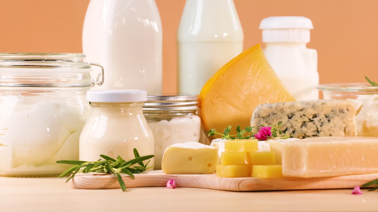 나무 표면 에 전시 된 여러 가지 유제품