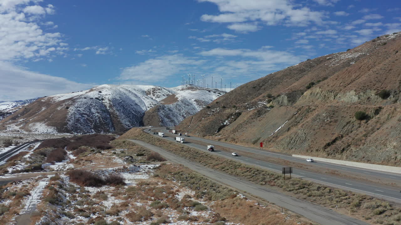 자동차와 장거리 세미 트럭 겨울 산 고속도로의 공중 상승 전망